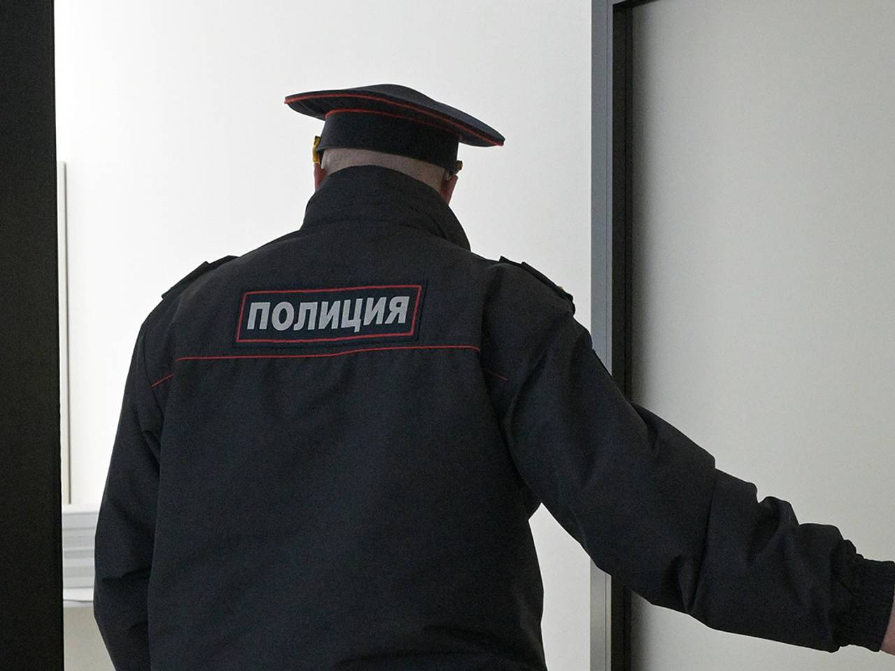 Российский шестиклассник напал на участкового с ножом