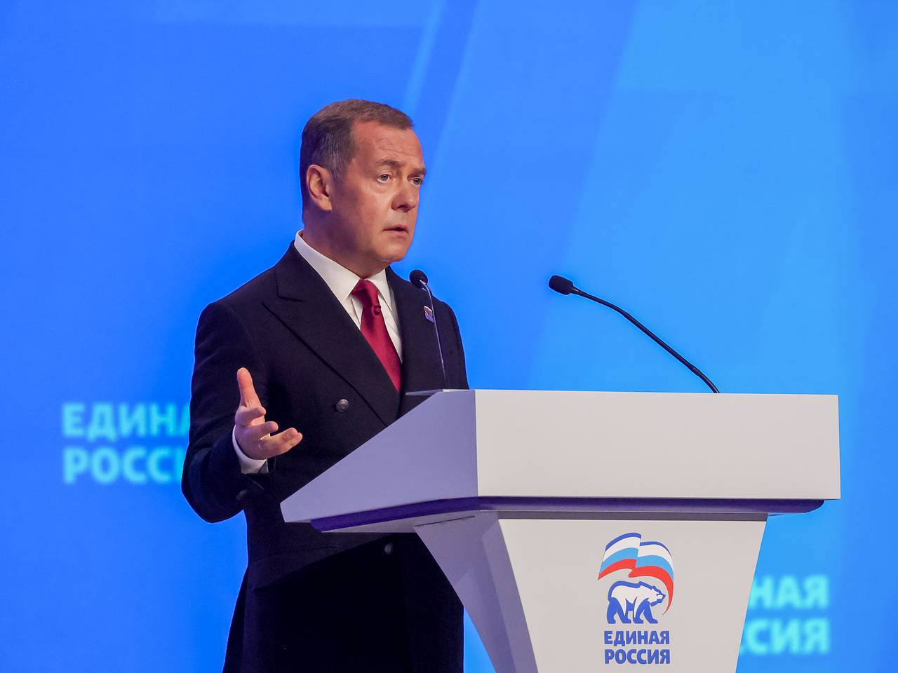 Медведев пошутил над новым премьером Британии