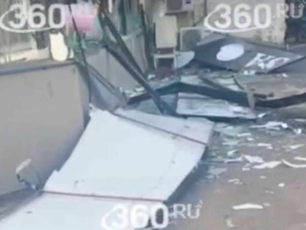 В Москве экскаватор разгромил фасад магазина