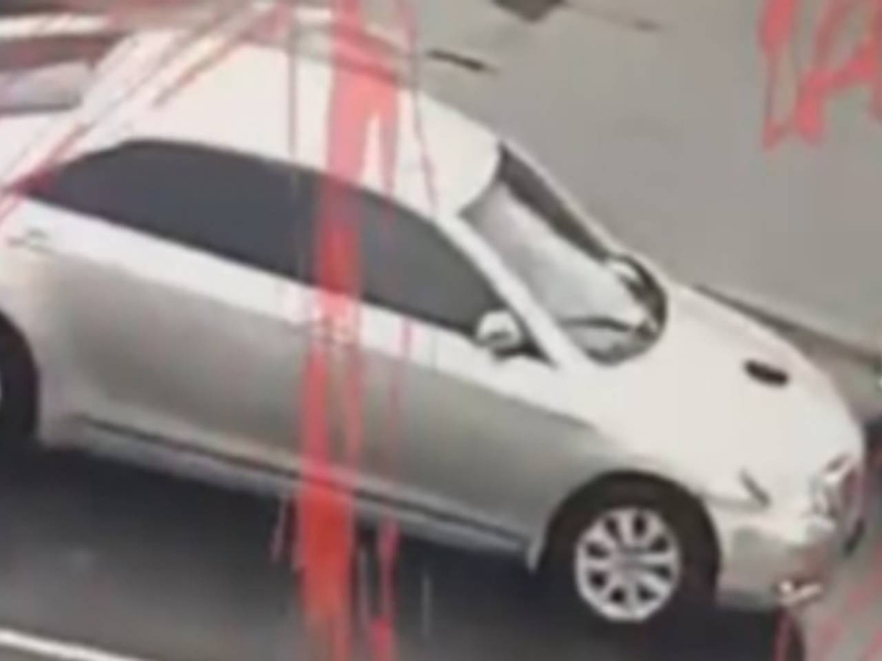 Побег водителя после ДТП с двумя школьниками попал на видео
