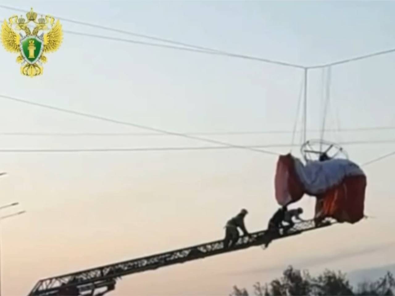 В России параплан с людьми рухнул на высоковольтные провода над трассой и попал на видео