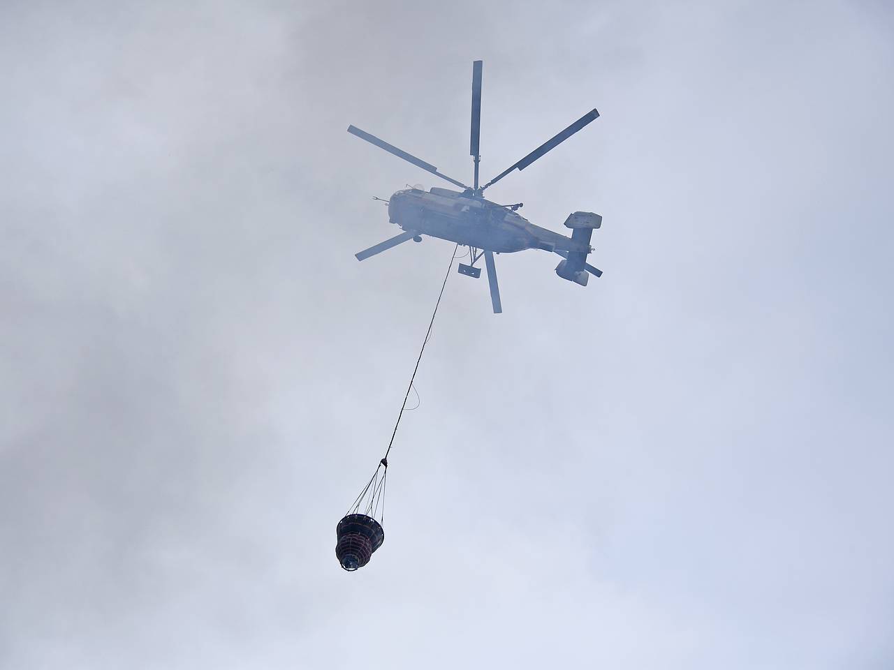 Авиацию привлекли к тушению загоревшегося после атаки ВСУ склада в Краснодаре