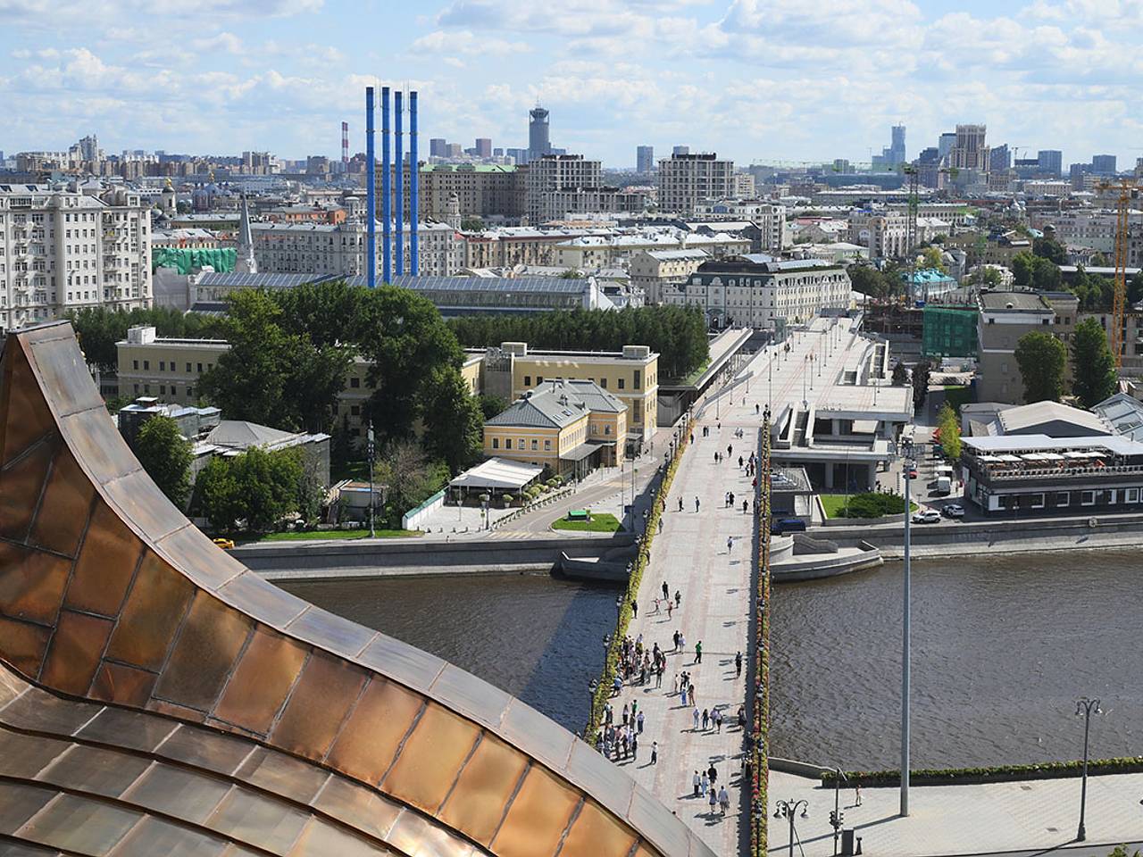 Человек упал с моста в центре Москвы