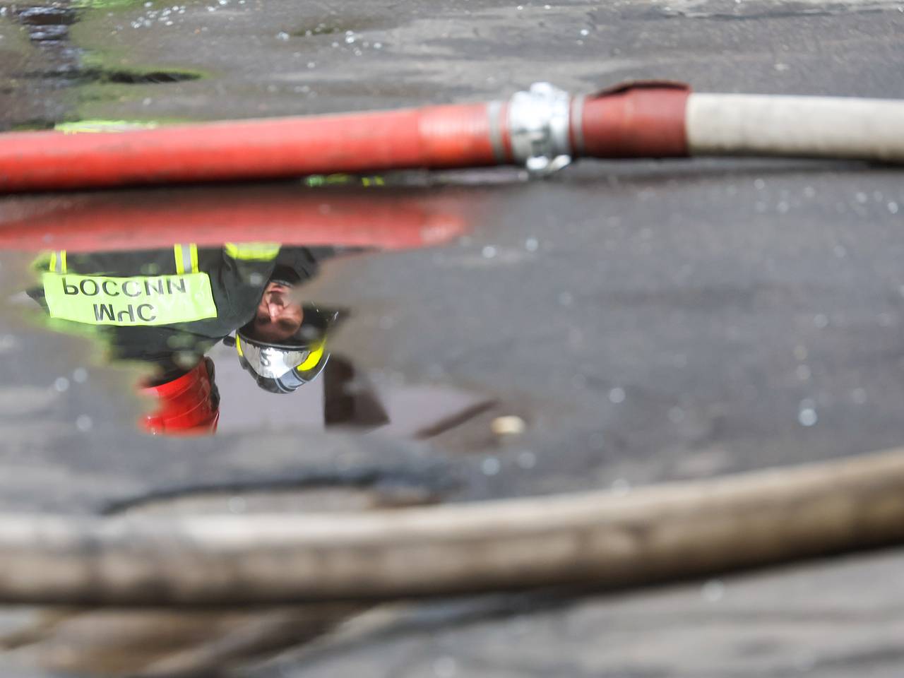 Пожар уничтожил склад во Владивостоке