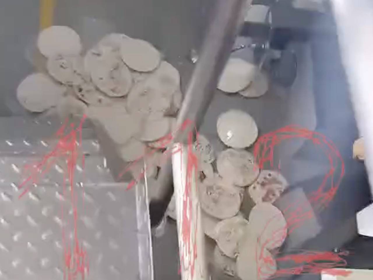 Коломенский хлебозавод в Москве выставлял на продажу подобранные с пола пиццы