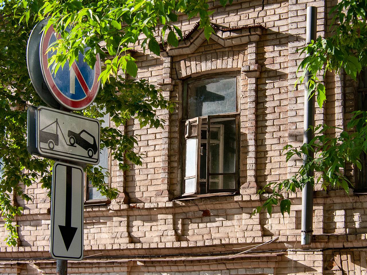 В российском городе двухлетний ребенок упал из окна на двух человек