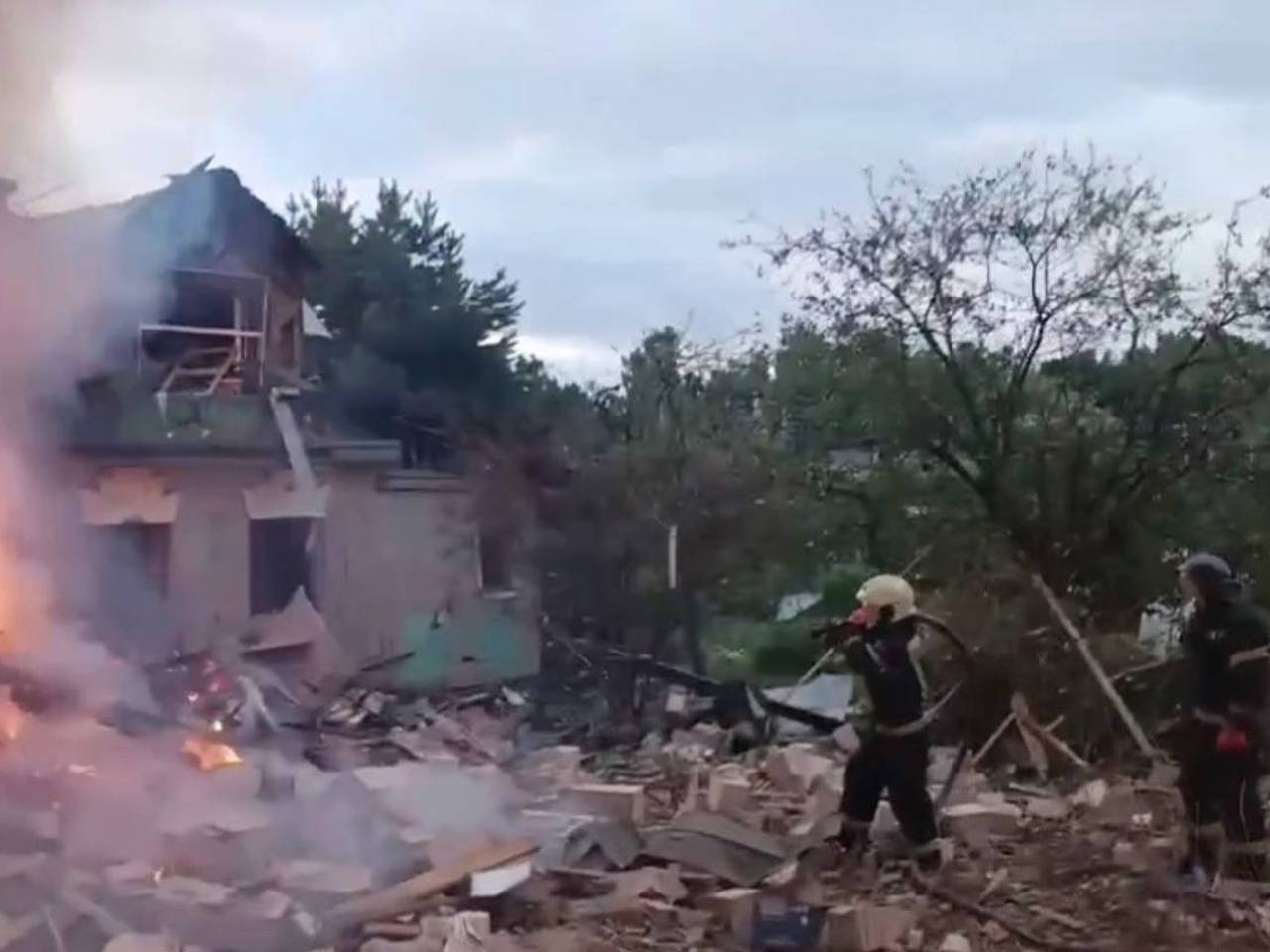 Стало известно о поиске женщины под завалами разрушенного при атаке ВСУ дома под Москвой
