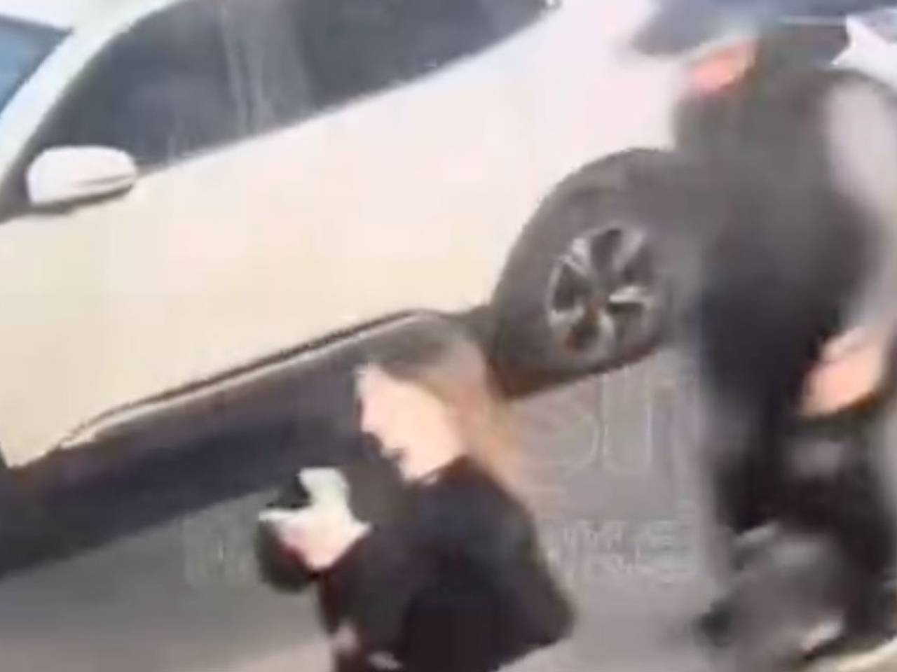 Шлепающего женщин по ягодицам мужчину на моноколесе заметили в Петербурге и сняли на видео