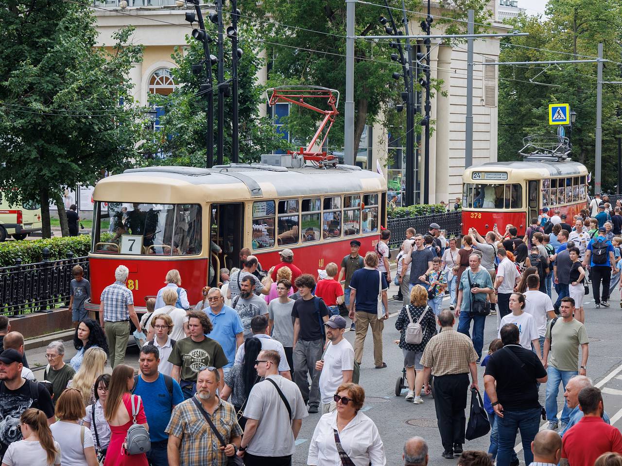 В Москве прошел парад ретротранспорта