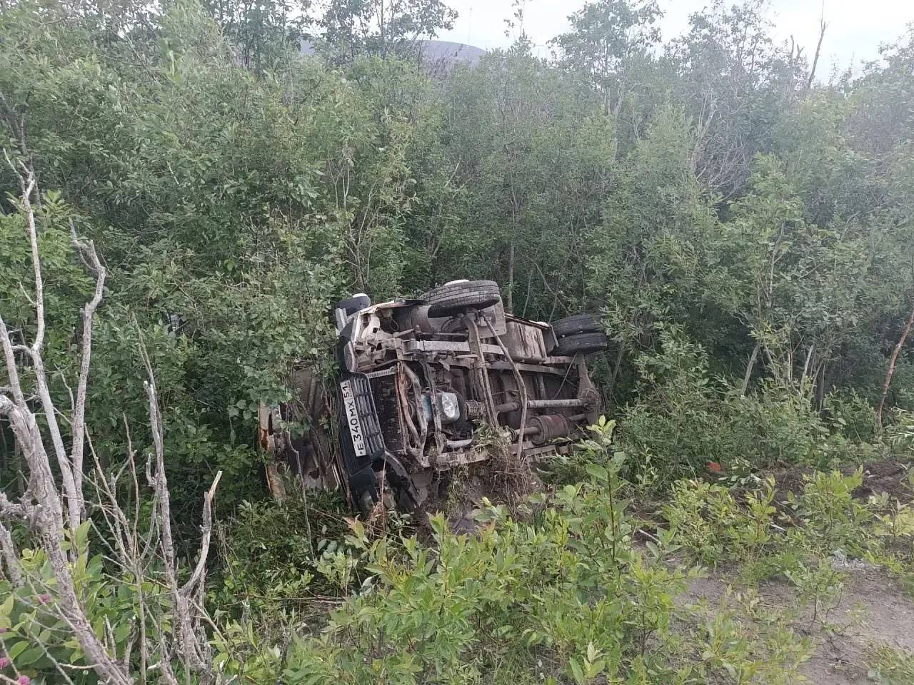 В Мурманской области 14 человек госпитализировали после съезда автобуса в кювет