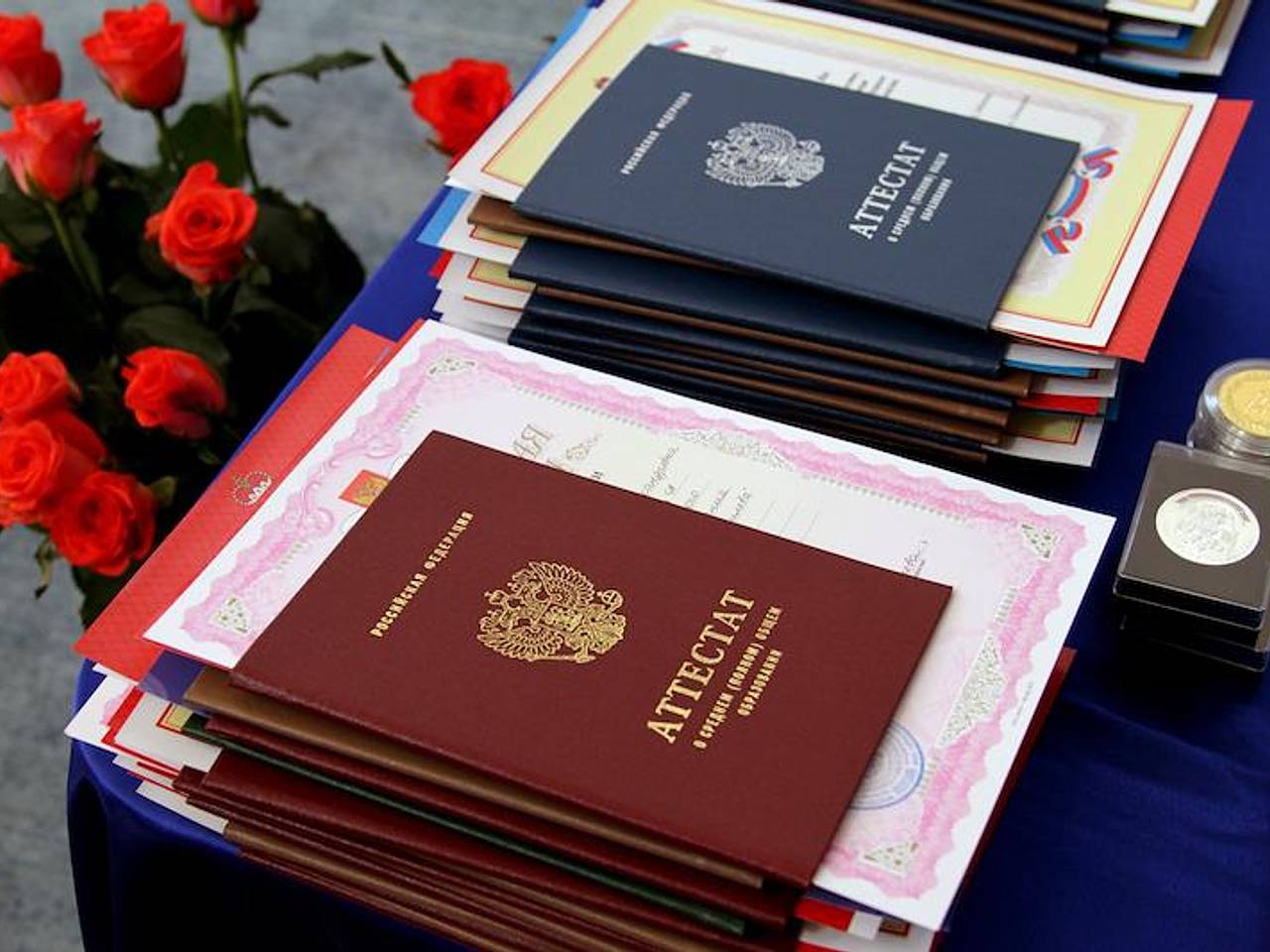 Школьники в приграничном регионе России надели на выпускной ленты с надписью &laquo;Выжившие&raquo;