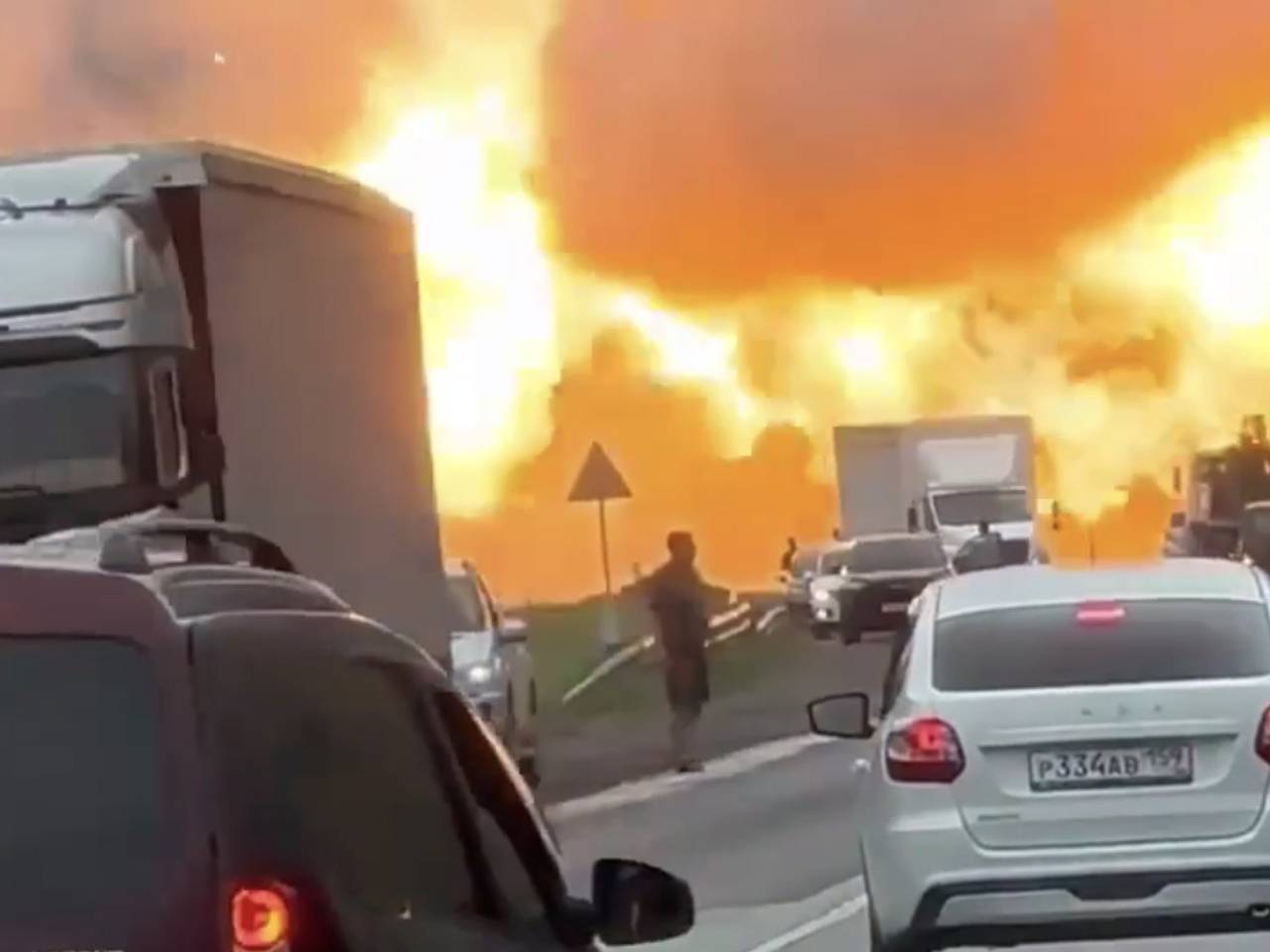 Большегруз разорвало после аварии в Пермском крае