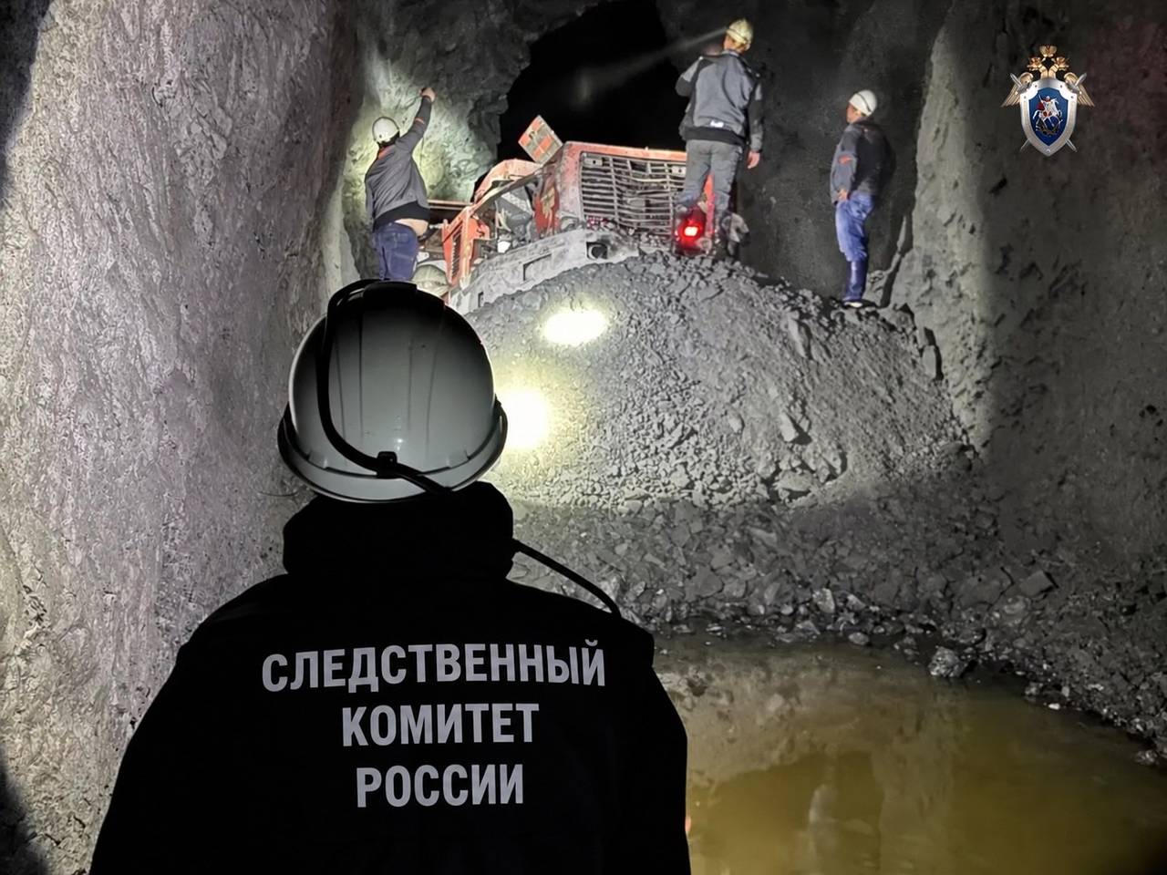 Рабочий на погрузчике рухнул в рудную шахту в российском городе