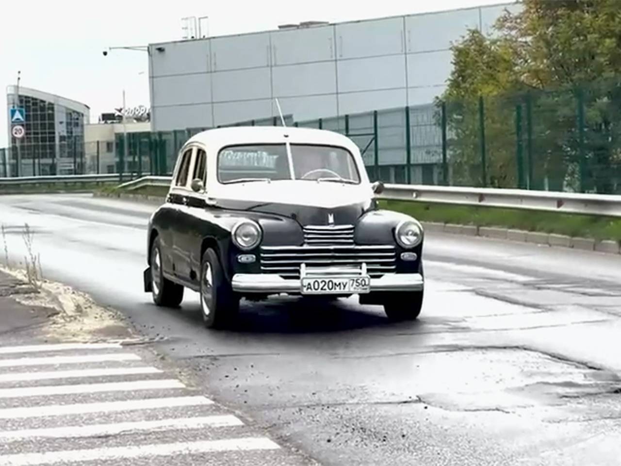 Для пожилых избирателей в Москве организовали поездки к участкам на ретроавтомобилях