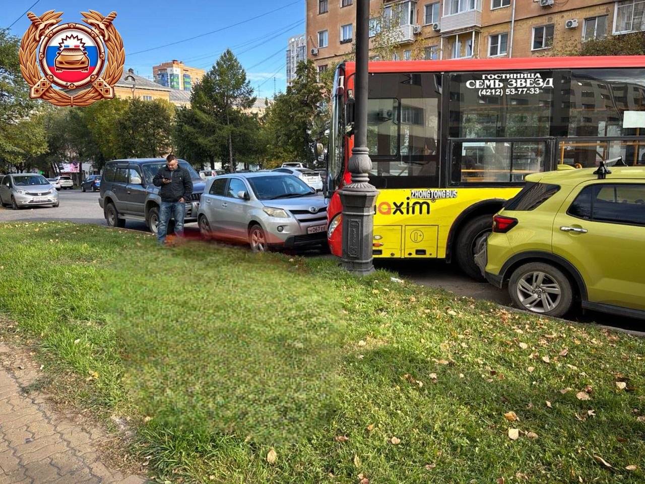 Автобус без водителя протаранил машины в российском городе