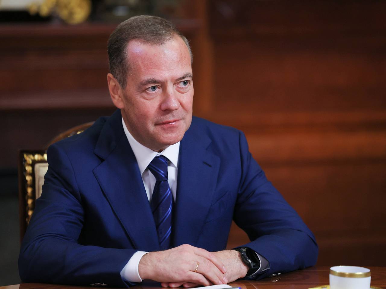 Медведев высмеял реакцию Запада на указ Путина о временном управлении