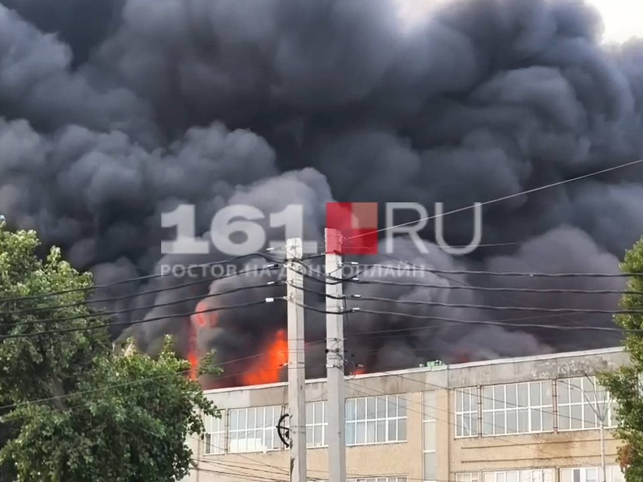 Огромный столб дыма над складом в российском регионе сняли на видео