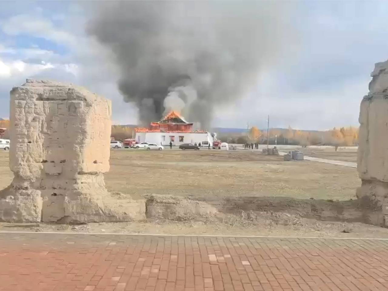 Полыхающий буддийский монастырь в российском регионе сняли на видео