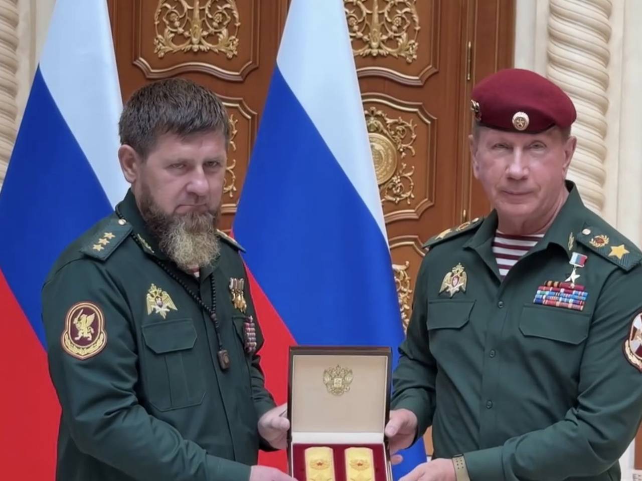 Золотов вручил Кадырову погоны генерала армии
