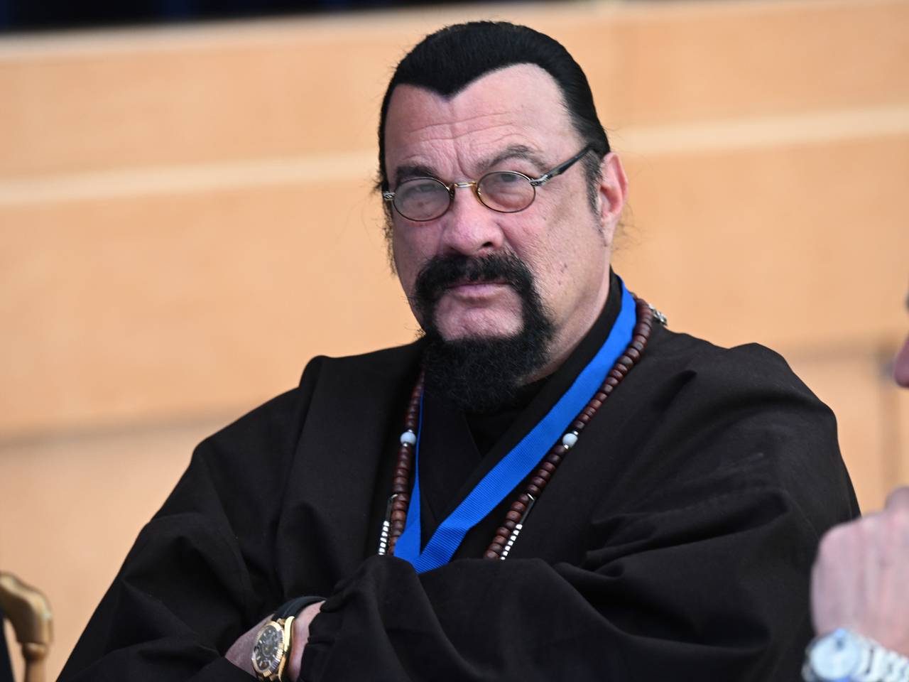 Стивен Сигал стал изучать материал на роль актера в бурятском сериале