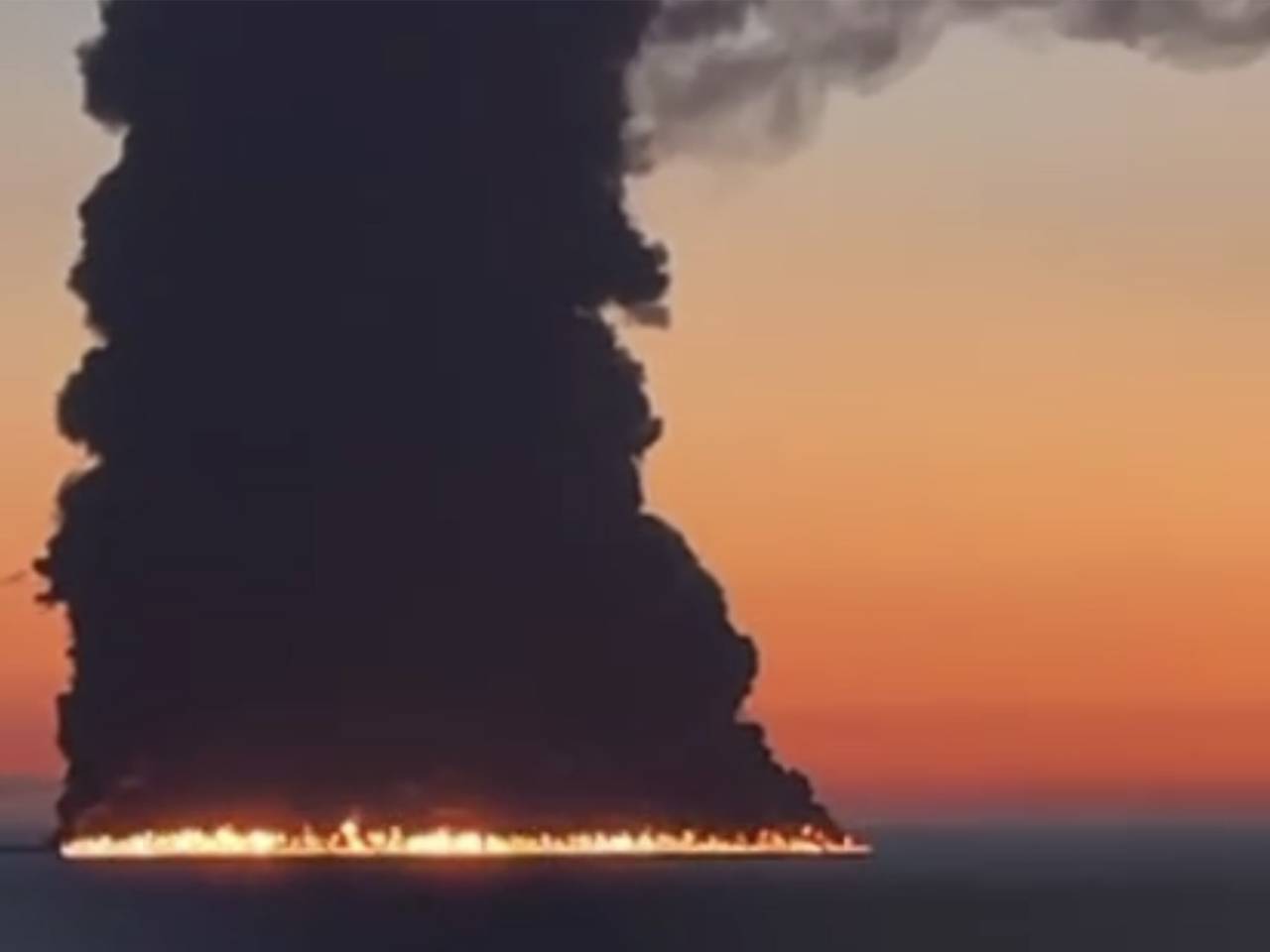 Пожар на нефтяном танкере возле Сочи