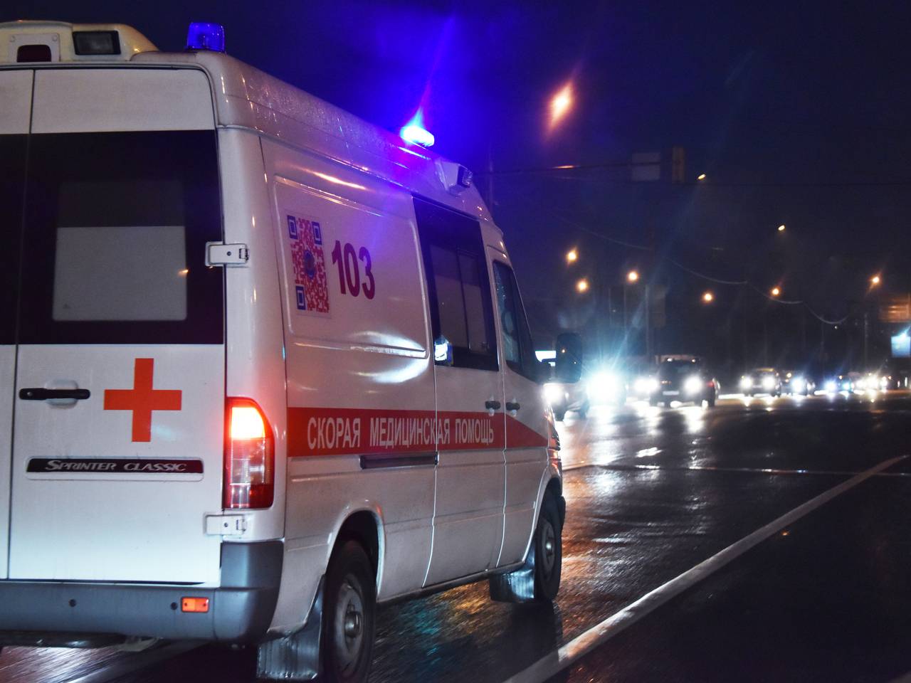 В Москве водитель умер за рулем фуры и влетел в столб