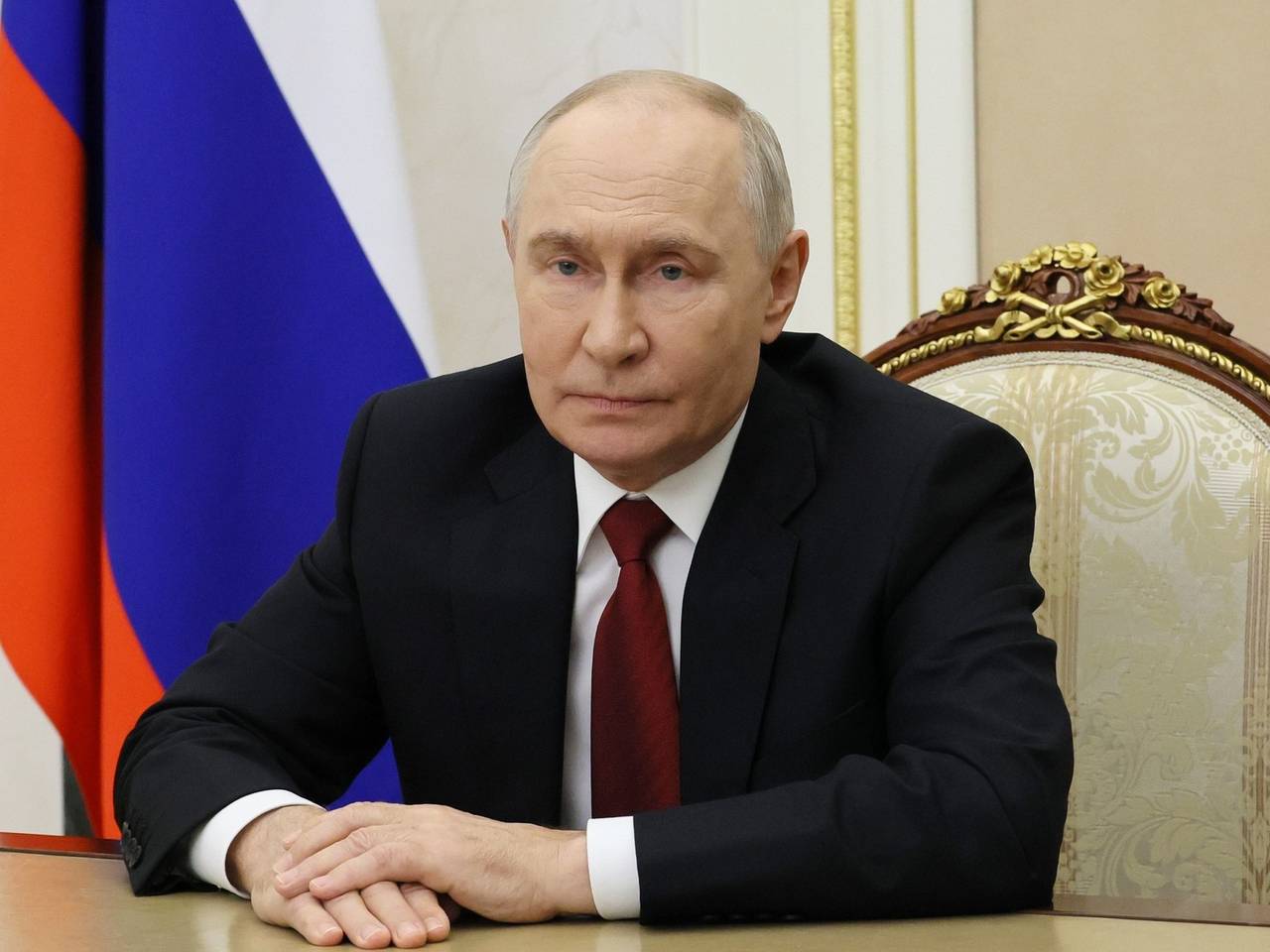 Путин счел унизительным попрошайничество у Запада